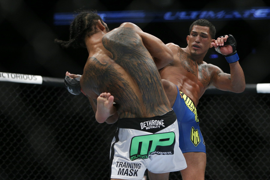 135_Benson_Henderson_vs_Anthony_Pettis_gallery_post.jpg