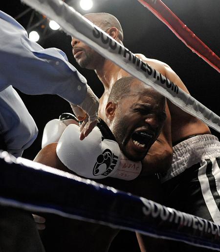 Бернард Хопкинс 
опускается на колени после удара ниже пояса в поединке против Роя Джонса
 03.04.2010