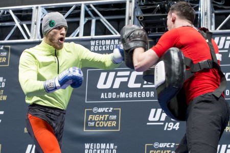 Макгрегор нокаутировал Алду за 13 секунд