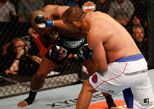 UFC161_11_Evans_Henderson_10.jpg