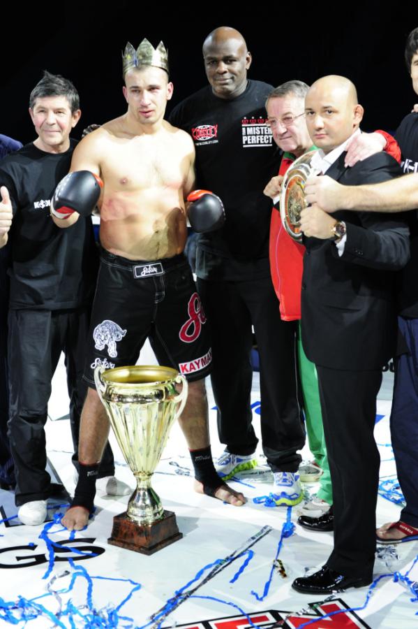 Голландский чемпион к1. Чемпионов 1. Камень земли турнир чемпионов. Акция турнир чемпионов карточки. Чемпион единоборств.