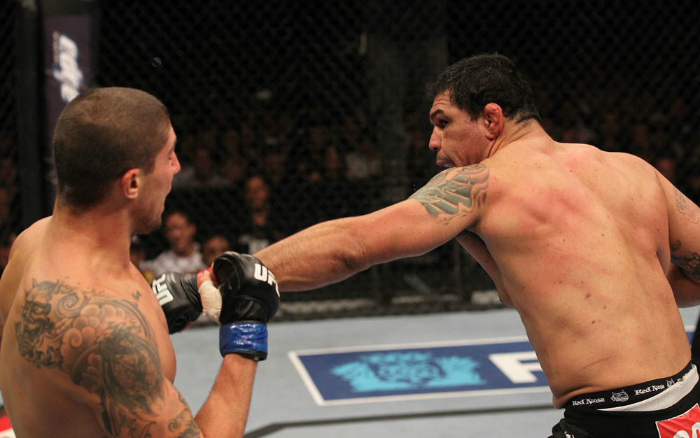 ufc134_09_nogueira_vs_schaub_003.jpg