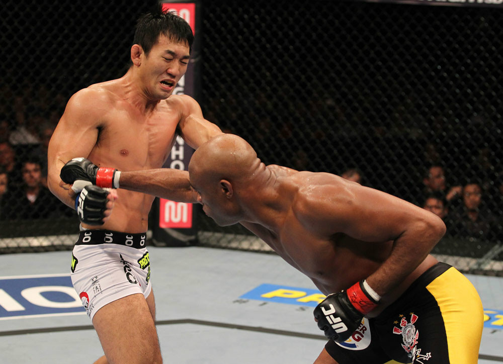 ufc134_12_silva_vs_okami_008.jpg