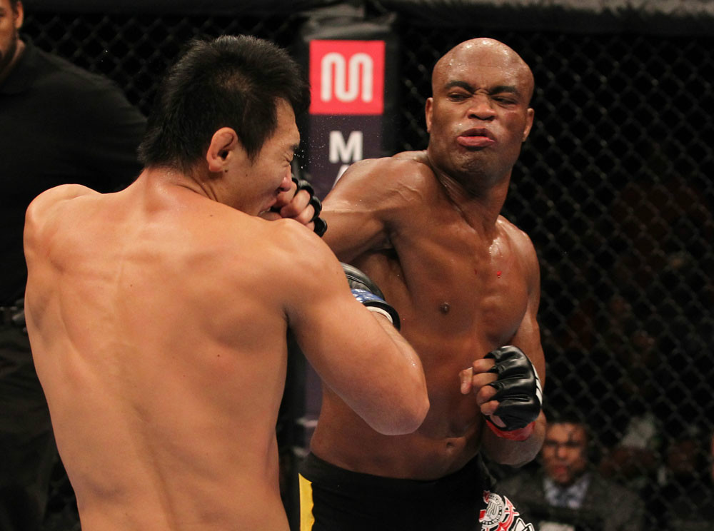 ufc134_12_silva_vs_okami_011.jpg