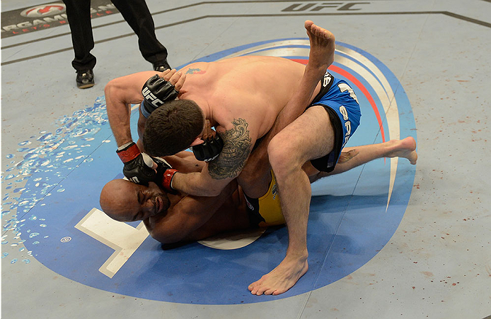 ufc168_11_weidman_vs_silva_017.jpg