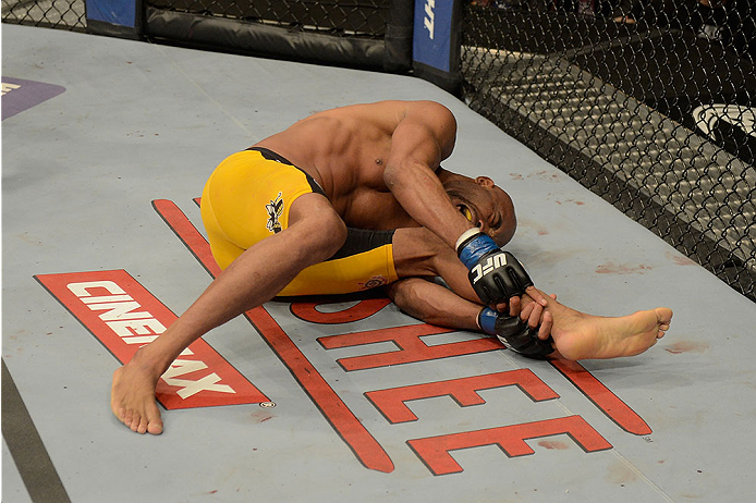 ufc168_11_weidman_vs_silva_028.jpg