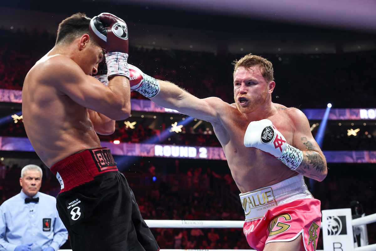 Полный бой бивола. Bivol vs Canelo. Дмитрий Бивол Канело. Альварес бокс. Сауль Альварес фото.