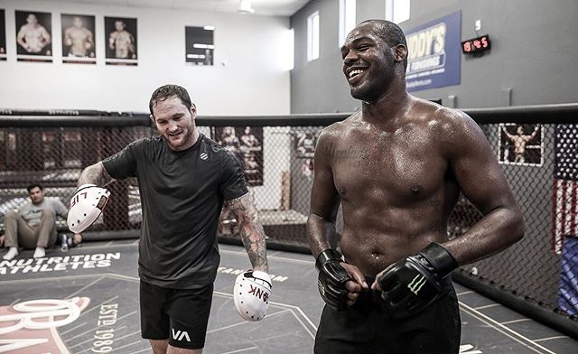 Чемпион UFC Джон Джонс ответил своему разгневанному тренеру: Тебя уволили за наркотики, за угрозы ответишь в суде