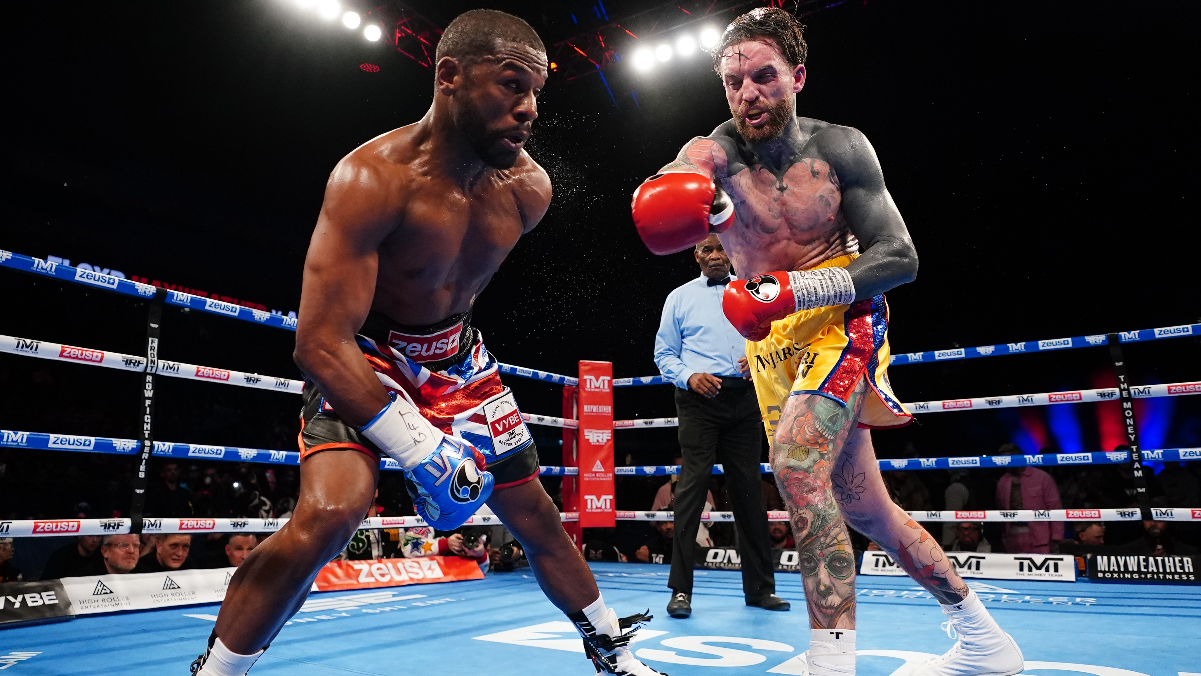 Мейвезер получил. Роджер мейвезер. Мейвезер против пакьяо. Флойд мейвезер мэнни пакьяо. Мейвезер старший.