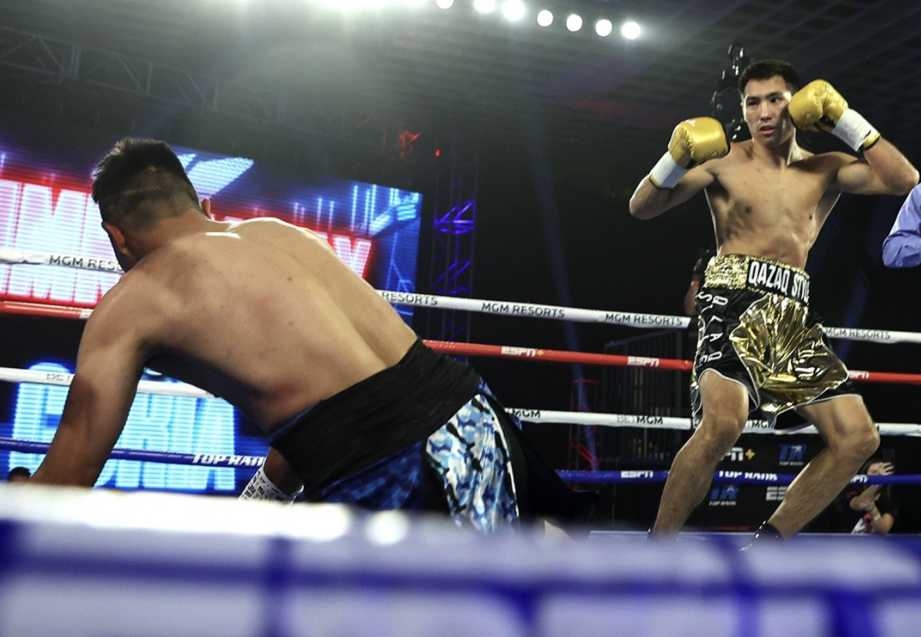 Канело мунгия прямой эфир. Канело Альварес Хайме Мунгия. Canelo vs Munguia прямой эфир. Жанибек Алимханулы Дензел Бентли. Ж.Алимханулы его бои.