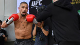 Экс-чемпион UFC Уиттакер хочет боя с экс-чемпионом Стрикландом