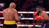 Андерсон Сильва досрочно победил Тайрона Вудли в боксерском поединке
