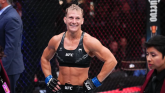 Кайла Харрисон задушила Холли Холм во втором раунде