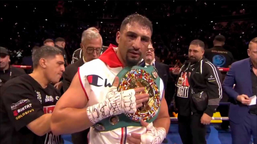 Агит Кабайел досрочно победил Дамиана Кныбу