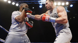 Фото: Кличко провел открытую тренировку перед боем с Джошуа