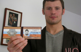 Кадр дня: Роберт  Штиглиц демонстрирует удостоверение «Мастера спорта России» по боксу