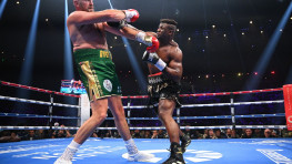 Франсис Нганну: Не понимаю, почему рефери не снял с Фьюри очко за удар локтем