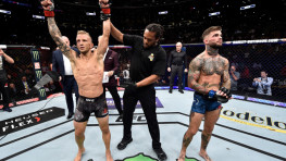 Видео главных боев UFC 227