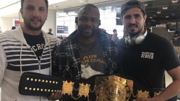 Кадр дня: Рой Джонс и Артем Вахитов