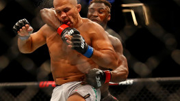 Фото: Франсис Нганну против Джуниора дос Сантоса