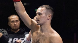 Виталий Петряков одержал досрочную победу над Акжолом Сулайманбеком Уулу