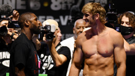 Фото: Взвешивание Флойда Мейвезера и Логана Пола