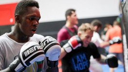 Чемпион UFC Адесанья оценил победу Макгрегора, пообещал разобраться с Йоэлем Ромеро