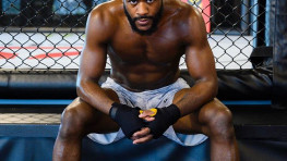 Сэндхаген и Стерлинг хотят драться друг с другом, но не 16 мая