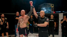 Энтони Смит победил Чейза Шермана в поединке по ММА без перчаток