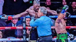 Бектемир Меликузиев нокаутировал Сену Агбеко