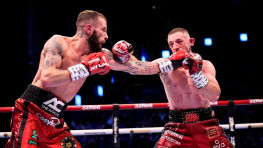 Энтони Какаче победил Джеймса Диккенса и завоевал титул WBA в первом легком весе