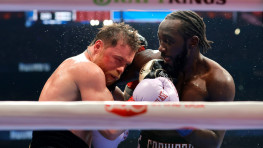 Альварес рассказал, что пошло не так в бою против Кроуфорда