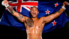 Карлос Ульберг потерял чемпионский пояс UFC, празднуя его завоевание