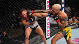 Лучшие моменты поединка Оливейра-Чендлер за титул UFC в легком весе