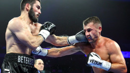 Артур Бетербиев нокаутировал Александра Гвоздика