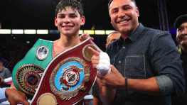 Де Ла Хойя назвал препятствие для боя Гарсии и Бенна