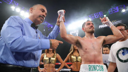 Боксер потерял сознание после досрочной победы в первом раунде