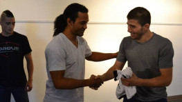 Кадр дня: Рустам Хабилов и Бен Хендерсон перед поединком