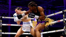 Кэролайн Дюбуа победила Терри Харпер и объединила пояса в легком весе