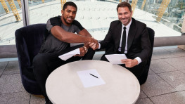 Энтони Джошуа подписал новый контракт с Matchroom