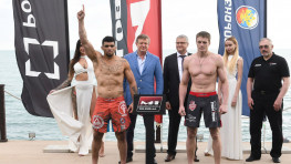 Кадр дня: Взвешивание участников М-1 Challenge 77 Виктора Немкова и Ронни Маркеса