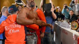 Шеннон Бриггс на пресс-конференции перед боем Кличко-Леапаи