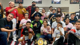 Кадр дня: Хорхе Линарес и молодые боксеры Лас-Вегаса