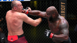 Довольно плотно, — Деррик Льюис рассказал об удушении от Олейника