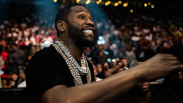 Кадр дня: Флойд Мейвезер на бое Джервонты Дэвиса