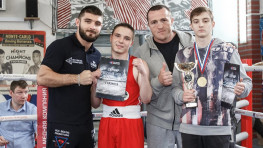 Денис Лебедев наградил в Екатеринбурге юных участников боксерского турнира «Черный лев» и ответил на вопросы журналистов