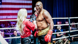 60-летний Оливер Макколл планирует продолжать боксерскую карьеру