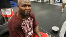 Джеймс Тони: Бриггс ведет себя как сопляк