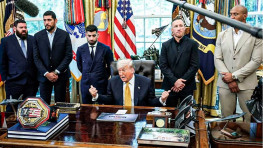 Кадр дня: Дональд Трамп представил специальный чемпионский пояс UFC для турнира в Белом доме