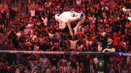 Кадр дня: Джастин Гэтжи празднует победу над Дастином Порье